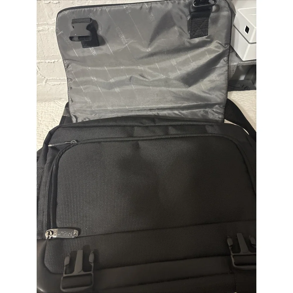 KENNETH COLE REACTION R-Tech Black laptop bag with‎ shoulder strap very nice!